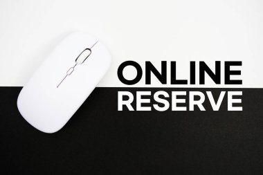 Beyaz ve siyah arkaplan üzerinde çevrimiçi yedek metin ve kablosuz fare