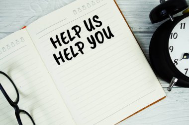 Üzerinde çalar saat ve gözlüklerle 