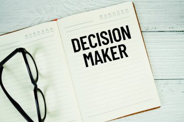 Tahta zemin üzerinde 