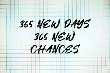 365 Yeni Gün 365 Yeni Şans metni beyaz defter kağıdına şebeke ile yazılmış