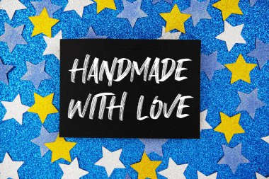 Mavi Işıldayan Yıldız Arkaplanda Aşk Kartıyla El Yapımı