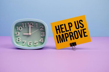 Mavi ve mor arkaplanda metin ve alarm saatini geliştirmemize yardım et