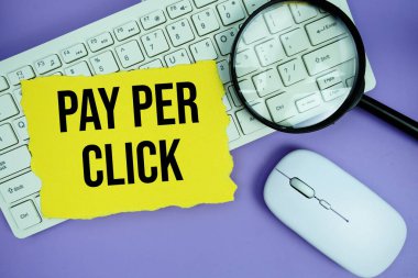 Beyaz bir klavyeye yerleştirilmiş 