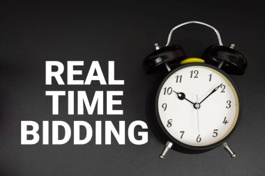 Siyah arkaplanda alarmlı Gerçek Zaman Teklif metni