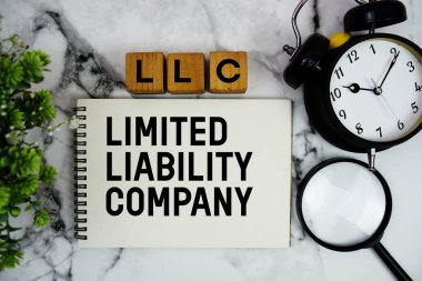 LLC Sınırlı Sorumluluk Şirketi metin alarm saati ve mermer zemin üzerinde büyüteç