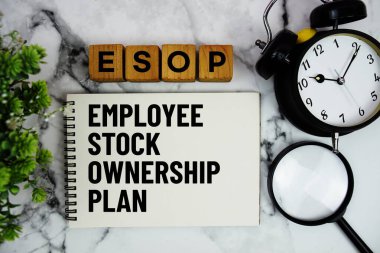 ESOP Personel Sahiplik Programı metin alarm saati ve mermer zemin üzerinde büyüteç