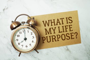 Benim hayatımın amacı ne? Kağıt kartta mermer zemin üzerinde alarmlı saat yazılı metin