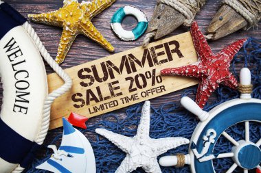 Yaz İndirimi% 20 indirimli. Ahşap bir arka planda deniz piyadesiyle süslenmiş ahşap tabela.