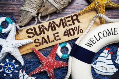 Yaz indirimi% 40 indirimli tahta tabela ile süslenmiş ahşap arka planda deniz piyadesi.