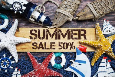 Tahta arka planda deniz piyadesi ile süslenmiş ahşap tabelalarda% 50 indirimli yaz indirimi.