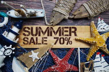 Yaz indirimi% 70 indirimli yazı, ahşap bir arka planda deniz piyadesi ile süslenmiş ahşap tabela.