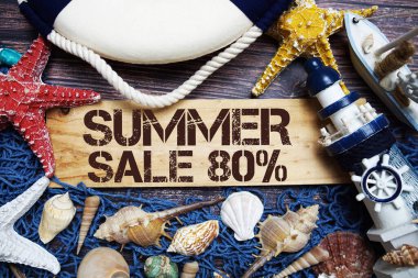 Ahşap arka planda deniz piyadesiyle süslenmiş ahşap tabela üzerine% 80 indirimli yaz indirimi