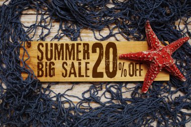 Yaz aylarında deniz yıldızı ve ahşap arka planda ağ ile süslenmiş ahşap tabelada% 20 indirim var.