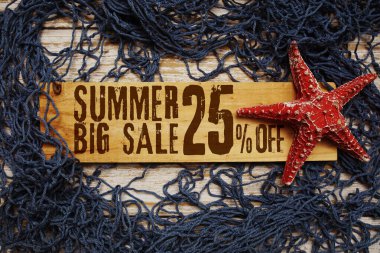 Yaz aylarında deniz yıldızı ve ahşap arka planda ağ ile süslenmiş ahşap tabelada% 25 indirim var.