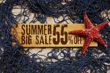 Yaz aylarında deniz yıldızı ve ahşap arka planda ağ ile süslenmiş ahşap tabelada% 55 indirim var.