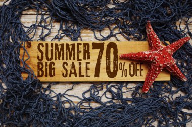 % 70 indirimli yaz indirimi. Ahşap tabela, denizyıldızı ve ahşap arka planda ağ ile süslenmiş.