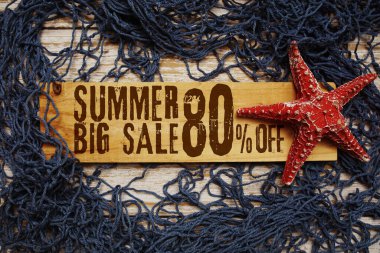 Yaz aylarında deniz yıldızı ve ahşap arka planda ağ ile süslenmiş ahşap tabelada% 80 indirim var.