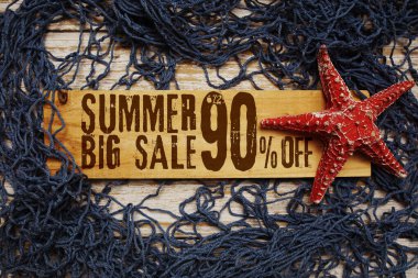 Yaz aylarında deniz yıldızı ve ahşap arka planda ağ ile süslenmiş ahşap tabelada% 90 indirim var.