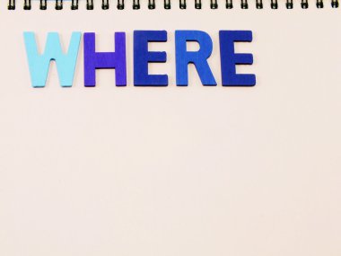 alphabet defter kağıt arka plan üzerinde renkli ahşap zaman