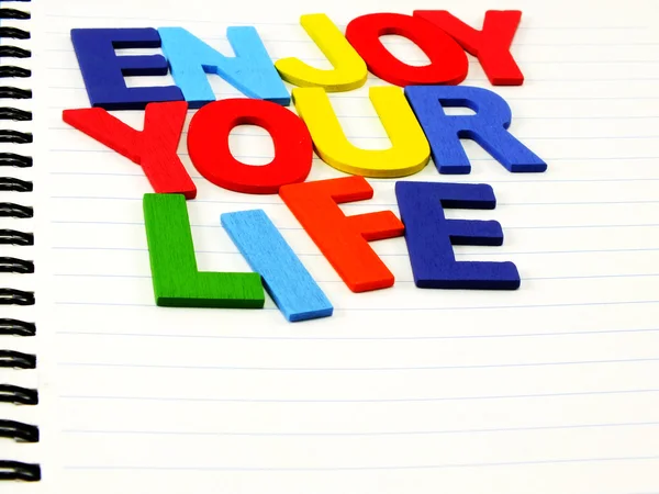 Desfrutar de sua vida formulação no notebook fundo — Fotografia de Stock