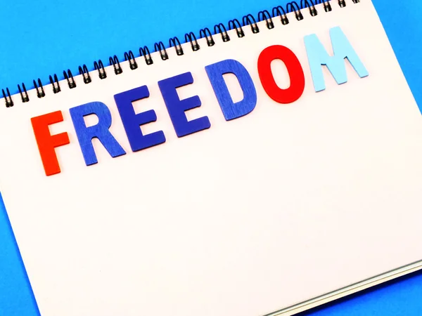 Sformułowanie wolności na tle notatnik — Zdjęcie stockowe