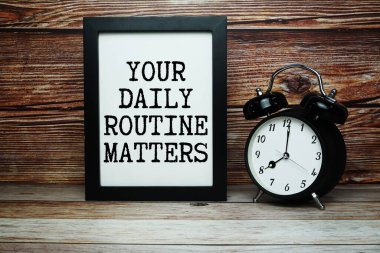 Günlük rutininiz Ahşap zemin üzerinde alarm saati olan metinleriniz