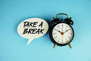 Mavi arkaplanda alarm saati olan konuşma balonunda bir mola al