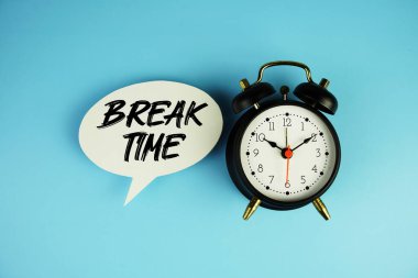 Mavi arkaplanda alarm saati olan konuşma balonunda Zaman metnini kır