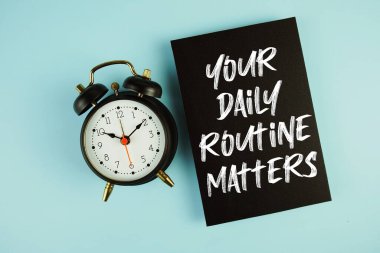 Günlük Meseleleriniz Mavi zemin üzerinde alarm saati olan metinleriniz