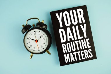 Günlük Meseleleriniz Mavi arkaplanda resim sehpası ve alarm saati olan metinleriniz