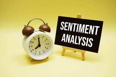 Sarı arkaplanda Duygu Analizi metin mesajı ve alarm saati