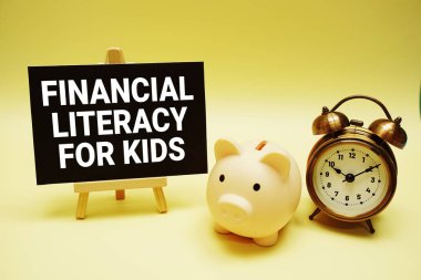 Çocuklar için Finansal Edebiyat Alarm saati ve sarı arka planda kumbaralı kısa mesaj