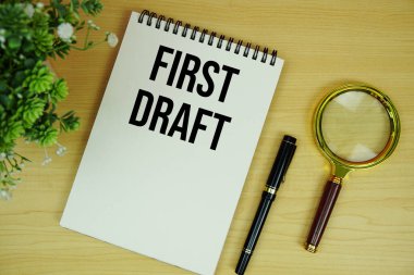 Not defterine yazılan ilk taslak metin, büyüteç düzlüğü tahta zemin üzerindeydi