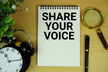 Not defterine yazdığınız ses metninizi çalar saat ve büyüteçle paylaşın. Ahşap zemin üzerinde yatıyordu.