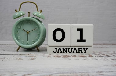 Tahta Takvim 1 Ocak 'ı gösteriyor. Ocak ayının ilk günü