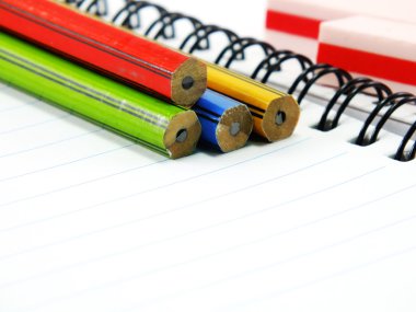 Yeni kalem ve silgi boş kağıt üzerinde kapat