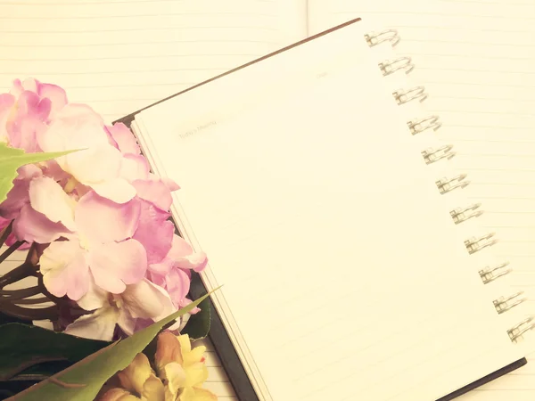 Poznámka: kniha deník a krásná květina bouqet — Stock fotografie