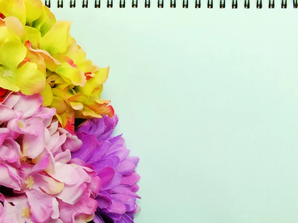 Megjegyzés: a könyv naplója és gyönyörű virág csokor háttér — Stock Fotó