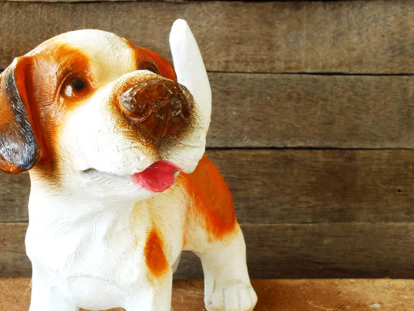 Keramische Welkom hond op houten achtergrond stilleven — Stockfoto