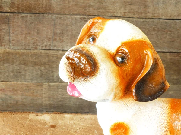 Keramische Welkom hond op houten achtergrond stilleven — Stockfoto