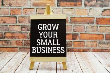 Küçük işletme metninizi tahta zemin üzerinde kara tahtayla büyütün