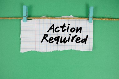 Parçalama kağıdına yeşil arkaplanda tahta ataç ile yazılmış eylem gerektiren metin