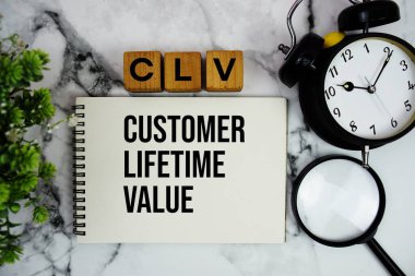 CLV Müşteri Değeri metni alarm saati ve mermer zemin üzerinde büyüteç