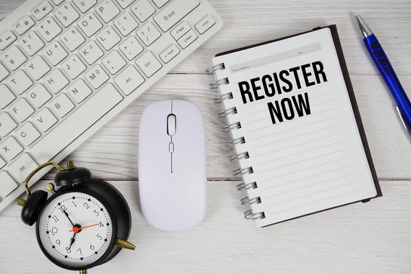 Şimdi alarm saati, klavye ve kablosuz fare ile tahta zemin üzerinde metin kaydet