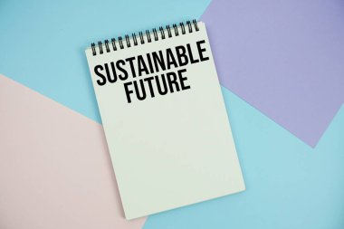 Not defterinde yazılan Sürdürülebilir Gelecek metin çok renkli pastel arka planda yatıyordu
