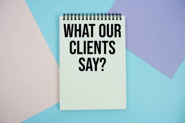 Müşterilerimiz ne diyor? Not defterinde yazılan metin çok renkli pastel arka planda yatıyordu