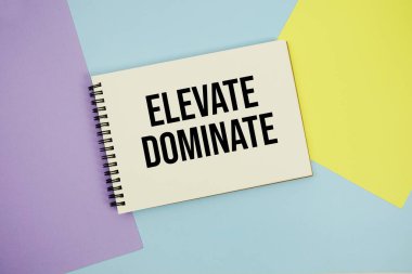 Not defterinde yazılan egemen metni yükselt çok renkli pastel arkaplan üzerine uzan