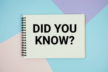 Biliyor muydun? Not defterinde yazılan metin çok renkli pastel arka planda yatıyordu