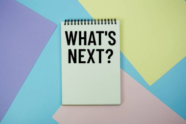 Sırada ne var? Not defterinde yazılan metin çok renkli pastel arka planda yatıyordu