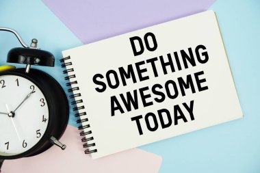 Bugün not defterine alarm saati düz yazılmış harika bir şey yap. Çok renkli pastel arka planda yatıyordu.